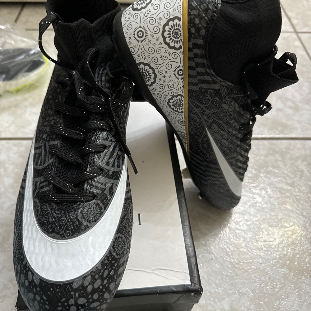 Soccer shoes new!! With shipping bag.